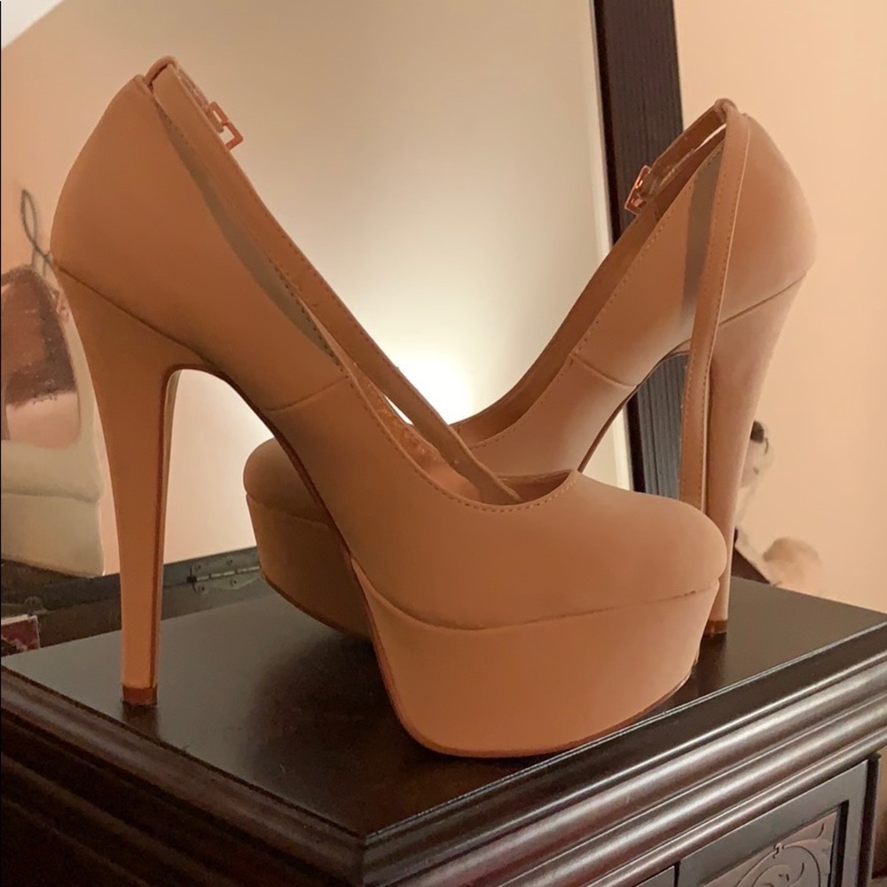 Platform high heel shoe